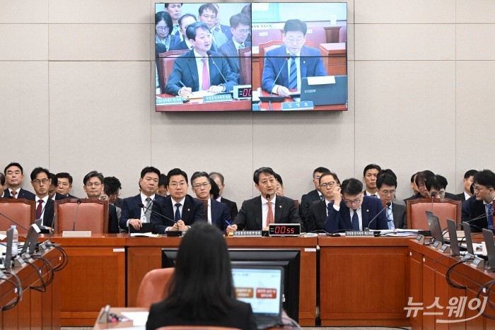 안덕근 산업통상자원부 장관이 24일 오후 서울 여의도 국회 산업통상자원중소벤처기업위원회에서 열린 산업통상자원부 등에 대한 2024년도 종합국정감사에서 의원의 질의에 답변하고 있다. 사진=강민석 기자 kms@newsway.co.kr