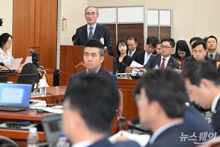 김영섭 KT 대표이사가 25일 오후 서울 여의도 국회 과학기술정보방송통신위원회에서 열린 과학기술정보통신부·원자력안전위원회·우주항공청 및 소관 감사대상기관 전체에 대한 2024년 종합국정감사에서 의원의 질의에 답변하고 있다. 사진=강민석 기자 kms@newsway.co.kr