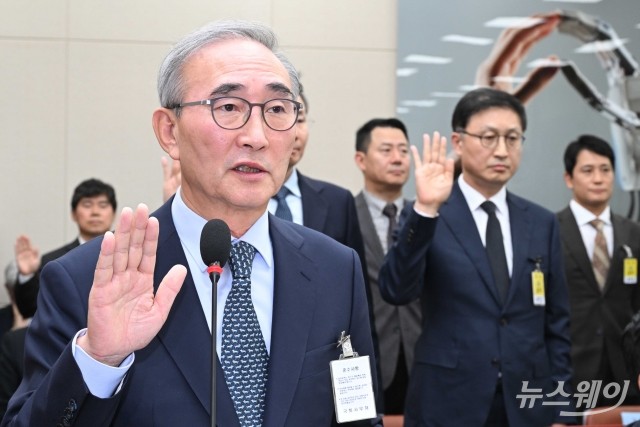 과방위 종합국감 증인선서하는 김영섭 KT 대표이사