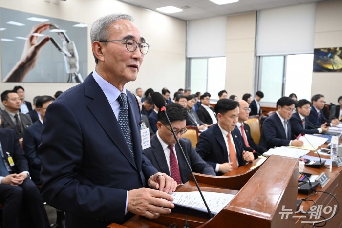 김영섭 KT 대표이사가 25일 오후 서울 여의도 국회 과학기술정보방송통신위원회에서 열린 과학기술정보통신부·원자력안전위원회·우주항공청 및 소관 감사대상기관 전체에 대한 2024년 종합국정감사에서 의원의 질의에 답변하고 있다. 사진=강민석 기자 kms@newsway.co.kr