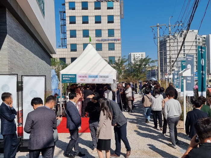 양주역 푸르지오 센터파크 모델하우스를 둘러보기 위해 내방객들이 줄을 서고 있는 모습. 사진=장귀용 기자