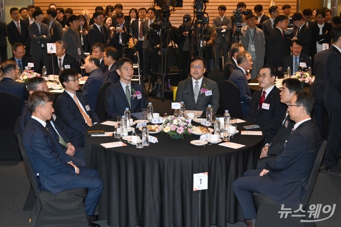 (왼쪽 시계 방향으로)황정욱 저축은행중앙회 전무, 정완규 한국여신전문금융업협회 회장, 김철주 생명보험협회 회장, 이복현 금융감독원장, 김병환 금융위원장, 조용병 전국은행연합회 회장, 이병래 손해보험협회 회장, 이창화 금융투자협회 전무가 29일 오전 서울 여의도 FKI타워에서 열린 '제9회 금융의 날' 기념식에 참석해 자리하고 있다. 사진=강민석 기자 kms@newsway.co.kr