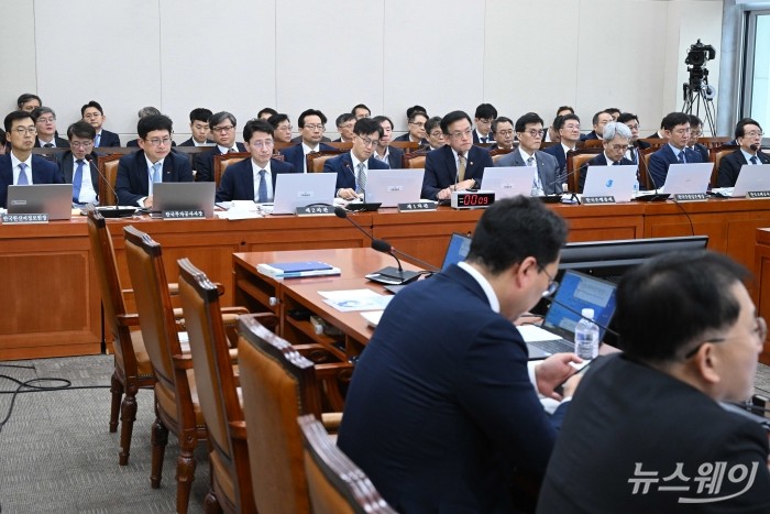 (왼쪽부터)김일권 한국원산지정보원장, 박일영 한국투자공사장, 김윤상 기획재정부 2차관, 김범석 기재부 1차관, 최상목 경제부총리 겸 기재부 장관, 이창용 한국은행 총재, 윤희성 한국수출입은행장, 성창훈 한국조폐공사장, 박용주 한국재정정보원장이 29일 오후 서울 여의도 국회 기획재정위원회에서 열린 기획재정부·한국은행·한국수출입은행·한국조폐공사·한국투자공사·한국재정정보원·한국원산지정보원·한국통계정보원에 대한 2024년도 종합국정감사에 출석해 자리하고 있다. 사진=강민석 기자 kms@newsway.co.kr