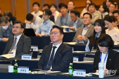 '탄소중립·에너지 정책' 발표 경청하는 최태원 대한상의 회장