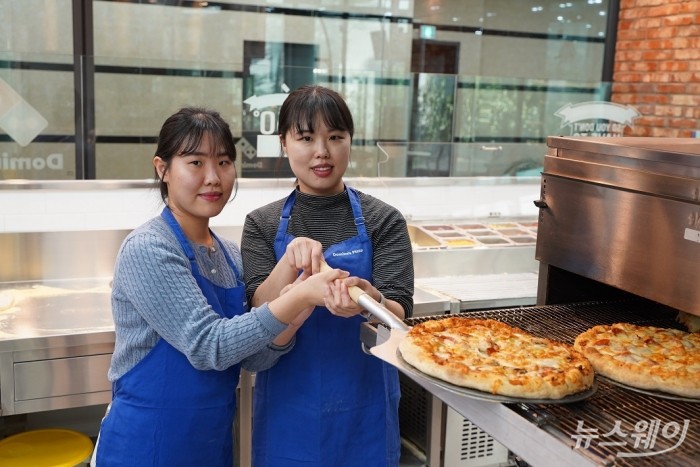 도미노피자와 지역문화진흥원이 31일 오후 서울 강남구 한국도미노피자 본사에서 '다함께 피자교실' 운영을 소개하고 있다. 사진=지역문화진흥원