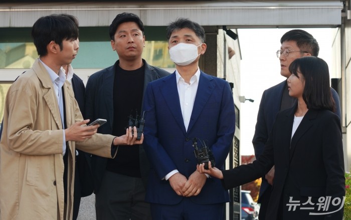 SM엔터테인먼트 시세조종 의혹으로 구속 수감됐던 김범수 카카오 경영쇄신위원장이 지난해 10월 31일 오후 서울 구로구 서울남부구치소에서 보석으로 나와 취재진의 질문을 받고있다. 사진=이수길 기자 Leo2004@newsway.co.kr