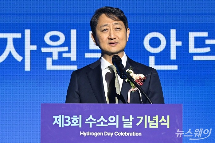 안덕근 산업통상자원부 장관이 1일 오전 서울 서초구 세빛섬에서 열린 제3회 수소의날 행사에서 개회사를 하고 있다. 사진=강민석 기자 kms@newsway.co.kr