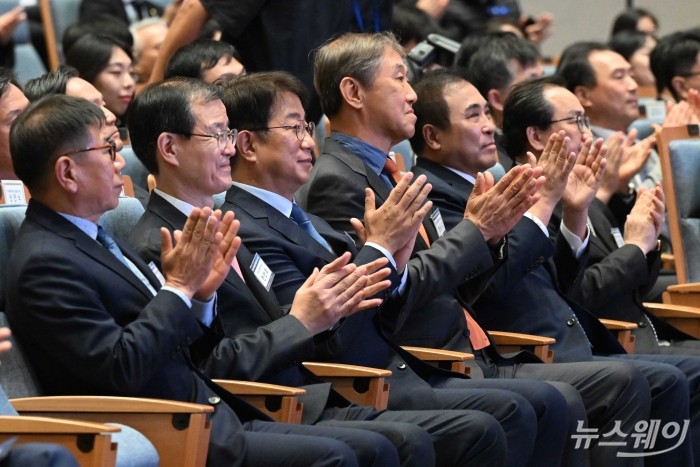 박상우 국토교통부 장관을 비롯한 내빈들이 1일 오후 서울 강남구 건설회관에서 열린 2024 해외건설 플랜트의 날 기념식에서 박수를 치고 있다. (왼쪽부터)신안식 한국플랜트정보기술협회장, 한만희 해외건설협회장, 박 국토부 장관, 한승구 대한건설단체총연합회장, 윤학수 대한건설전문협회장, 이강훈 한국해외인프라도시개발지원공사장. 사진=강민석 기자 kms@newsway.co.kr