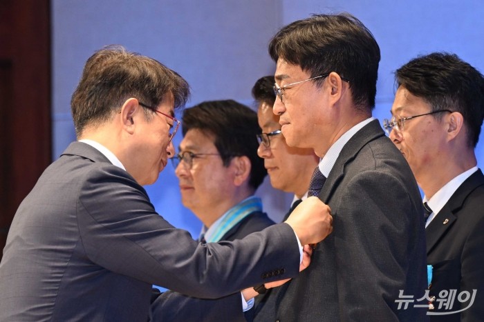 박상우 국토교통부 장관이 1일 오후 서울 강남구 건설회관에서 열린 2024 해외건설 플랜트의 날 기념식에서 수상자에게 휘장을 달아주고 있다. 사진=강민석 기자 kms@newsway.co.kr