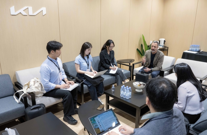 기아 글로벌디자인담당 카림 하비브 부사장이 기자들의 질문에 답하고 있다. 사진=기아 제공