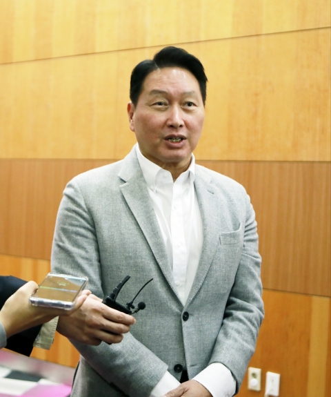 최태원 SK그룹 회장 &quot;삼성전자도 AI 물결 잘 탈 것&quot;