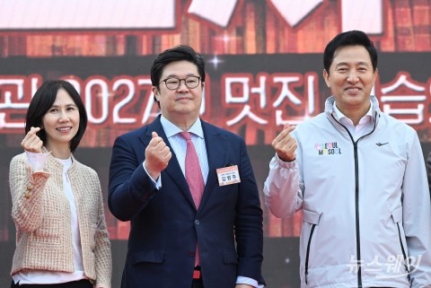 기념촬영 하는 오세훈 서울시장·김병주 MBK 파트너스 회장 내외