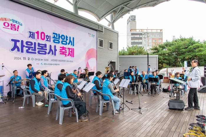 광양제철소 포에버 오케스트라 재능봉사단이 시민들을 위한 아름다운 하모니를 연주하고 있다.