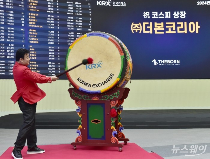 백종원 더본코리아 대표가 6일 오전 서울 여의도 한국거래소에서 열린 더본코리아 코스피 유가증권시장 신규 상장기념식에서 북을 치고 있다. 사진=이수길 기자 Leo2004@newsway.co.kr