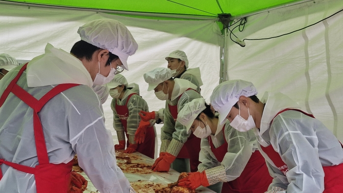 지난 5일 롯데백화점 울산점 광장에서 '김장나눔대잔치'가 열렸다. 롯데 계열사 임직원 및 봉사자들이 김장하고는 모습/사진=조효정 기자