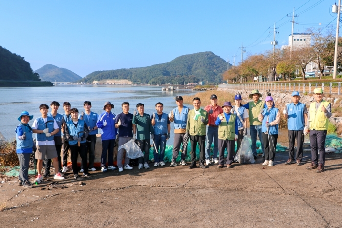 광양제철소 열연부 직원들이 5일 섬진강변 자전거길 지킴이 활동에 나섰다.