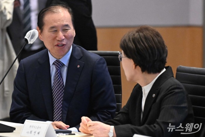 (왼쪽)김동섭 한국석유공사장과 최연혜 한국가스공사장이 7일 오후 서울 여의도 FKI타워에서 열린 '제4차 글로벌 통상전략회의'에 앞서 자리에 착석해 미소를 머금고 대화하고 있다. 사진=강민석 기자 kms@newsway.co.kr