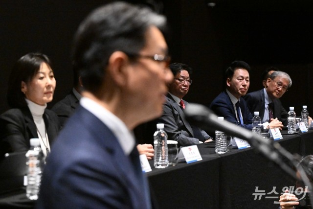 임종훈 대표 인사말 경청하는 로이스 김·노용갑·우기석·장영길