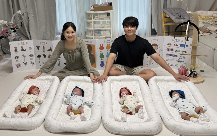 정재룡 LX하우시스 선임 부부와 네 쌍둥이 사진=LX홀딩스 제공