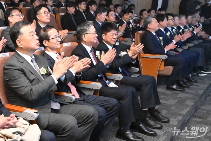 (왼쪽 첫 번째부터)유병태 주택도시보증공사장, 손태락 한국부동산원장, 이한준 한국토지주택공사장, 진현환 국토교통부 1차관이 8일 오전 서울 서초구 감정평가사회관에서 열린 '부동산 산업의 날' 기념식에서 박수를 치고 있다. 사진=강민석 기자 kms@newsway.co.kr