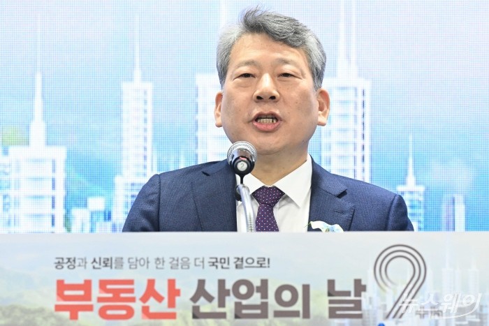 양길수 한국부동산경제단체연합회장이 8일 오전 서울 서초구 감정평가사회관에서 열린 '부동산 산업의 날' 기념식에서 기념사를 하고 있다. 사진=강민석 기자 kms@newsway.co.kr