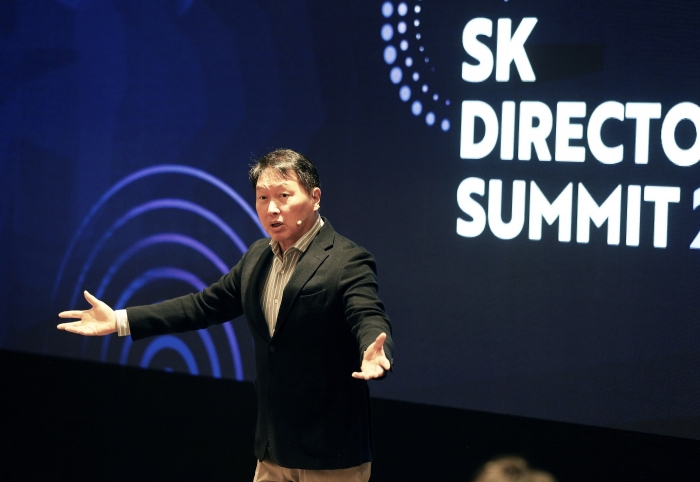 최태원 SK그룹 회장이 서울 광진구 워커힐 호텔에서 'SK 디렉터스 서밋(Directors' Summit) 2024'에서 오프닝 스피치를 하고 있다. 사진=SK그룹 제공