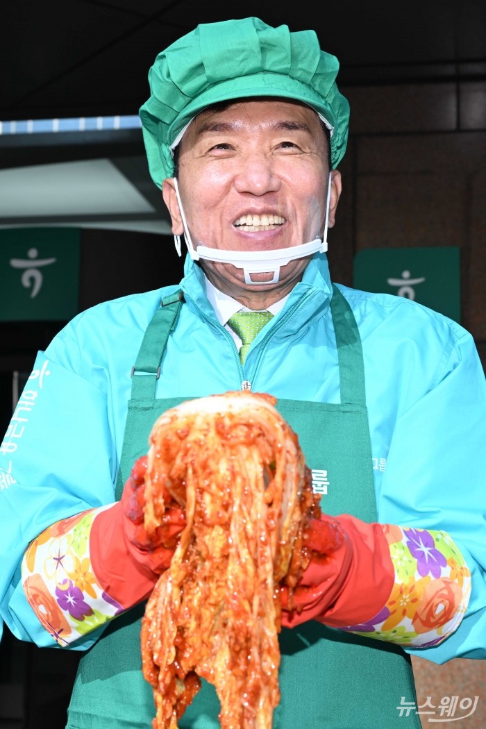 함영주 하나금융그룹 회장이 11일 오전 서울 중구 하나금융그룹명동사옥 정문에서 열린 2024년 모두하나데이 '사랑의 김장나눔'에서 김장을 하고 있다. 사진=강민석 기자 kms@newsway.co.kr