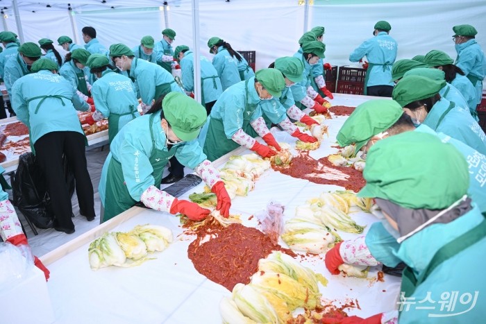하나금융그룹의 임직원들이 11일 오전 서울 중구 하나금융그룹명동사옥 정문에서 열린 2024년 모두하나데이 '사랑의 김장나눔'에서 김장을 하고 있다. 사진=강민석 기자 kms@newsway.co.kr