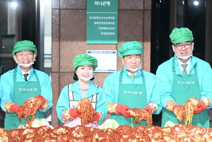 (오른쪽 두 번째)함영주 하나금융그룹 회장을 비롯한 임원들이 11일 오전 서울 중구 하나금융그룹명동사옥 정문에서 열린 2024년 모두하나데이 '사랑의 김장나눔'에서 김장을 하고 있다. 사진=강민석 기자 kms@newsway.co.kr