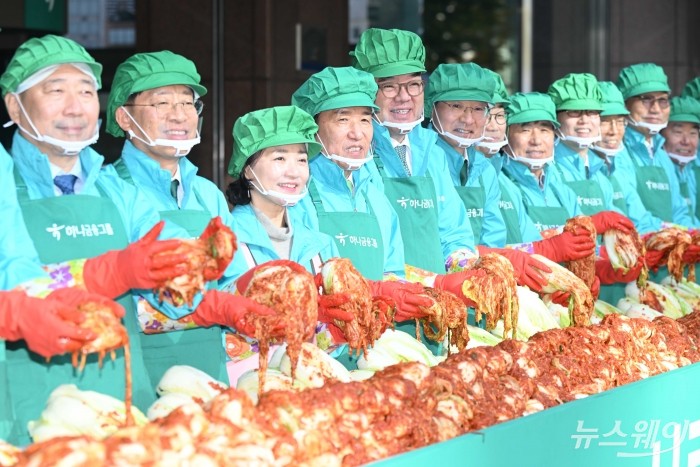 (왼쪽 네 번째부터 일곱 번째까지)함영주 하나금융그룹 회장과 이은형 하나금융그룹 부회장, 이승열 하나은행장, 엄정환 SK텔레콤 부사장을 비롯한 임원들이 11일 오전 서울 중구 하나금융그룹명동사옥 정문에서 열린 2024년 모두하나데이 '사랑의 김장나눔'에서 김장을 하고 있다. 사진=강민석 기자 kms@newsway.co.kr