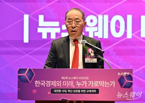 김종현 뉴스웨이 회장 &quot;기업 옥죄는 낡은 규제 철폐해야&quot;