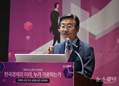 '한국경제:도전과 응전'···기조연설하는 김종석 교수