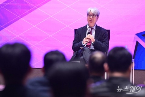 &quot;경쟁력 갉아먹는 차별 규제···대기업 악마화 안돼&quot;