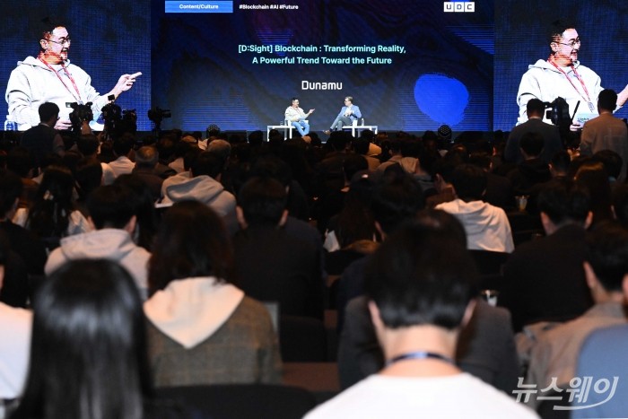 (왼쪽)이석우 두나무 대표가 14일 오전 서울 중구 신라호텔에서 열린 '업비트 D 컨퍼런스(UDC)' 좌담회에서 발언을 하고 있다. (왼쪽)이 대표, 마이클 케이시 분산형AI협회장. 사진=강민석 기자 kms@newsway.co.kr