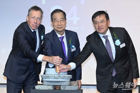 비전선포하는 한덕수·김남정·페이터 반 데르 플리트