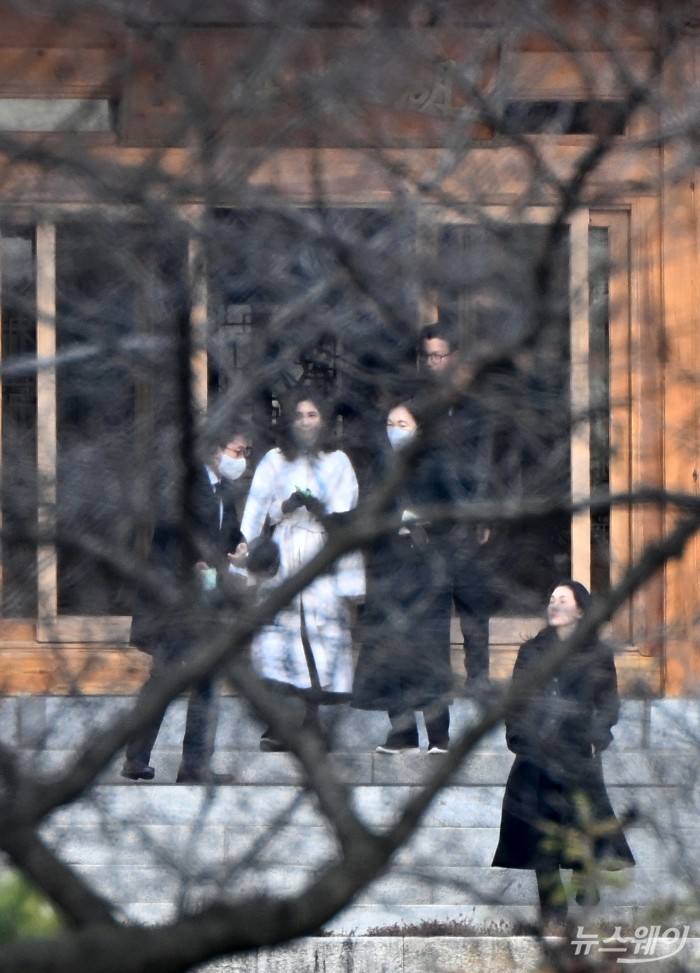 홍라희 전 삼성미술관 리움 관장, 이부진 호텔신라 사장, 이서현 삼성물산 사장, 김재열 삼성글로벌리서치 사장이 19일 오전 경기도 용인 호암미술관 인근 선영에서 열린 호암 이병철 삼성 창업회장의 37주기 추도식에 참석해 이동하고 있다. 사진=이수길 기자 Leo2004@newsway.co.kr