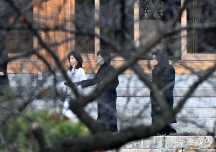 홍라희 전 삼성미술관 리움 관장, 이부진 호텔신라 사장, 이서현 삼성물산 사장, 김재열 삼성글로벌리서치 사장이 19일 오전 경기도 용인 호암미술관 인근 선영에서 열린 호암 이병철 삼성 창업회장의 37주기 추도식에 참석해 이동하고 있다. 사진=이수길 기자 Leo2004@newsway.co.kr