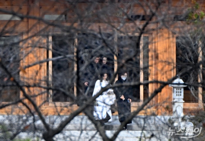 홍라희 전 삼성미술관 리움 관장, 이부진 호텔신라 사장, 이서현 삼성물산 사장, 김재열 삼성글로벌리서치 사장이 19일 오전 경기도 용인 호암미술관 인근 선영에서 열린 호암 이병철 삼성 창업회장의 37주기 추도식을 마치고 이동하고 있다. 사진=이수길 기자 Leo2004@newsway.co.kr