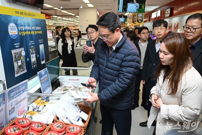 (중앙)강도형 해양수산부 장관이 19일 오후 서울 용산구 이마트 용산점을 방문해 주요 김장재료와 해산물 등을 점검하던 중 수산물이력제 조회 서비스를 시연하고 있다. 사진=강민석 기자 kms@newsway.co.kr