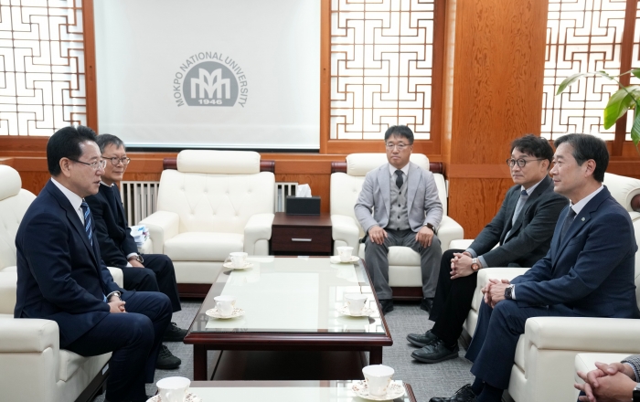 김영록 전라남도지사가 19일 목포대학교에서 송하철 목포대학교총장과 면담을 하고 있다.