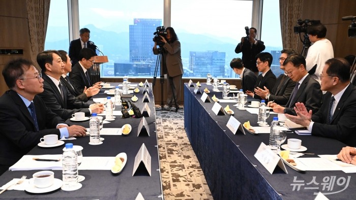 (왼쪽 두 번째)안덕근 산업통상자원부 장관이 20일 오후 서울 중구 롯데호텔에서 열린 美 신정부 대비 조선업계 간담회에서 모두발언을 하고 있다. 사진=강민석 기자 kms@newsway.co.kr