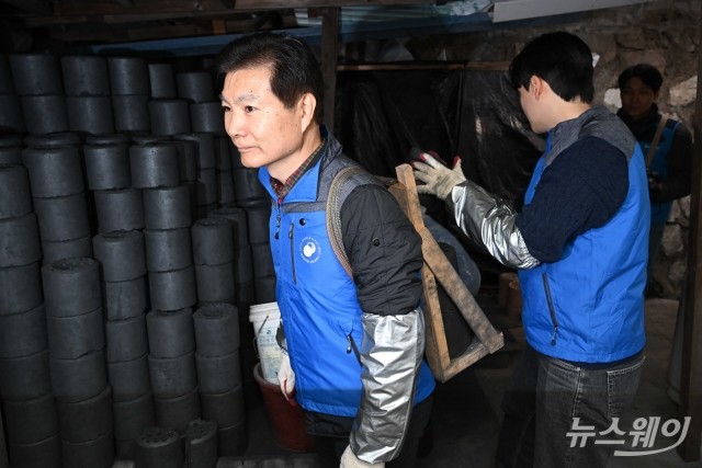 '독거노인 및 영세가정' 위해 연탄 나르는 김병칠 금융감독원 부원장보