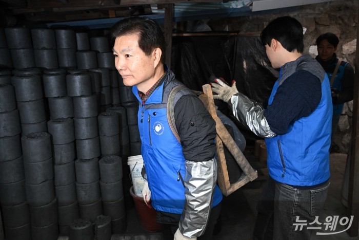 김병칠 금융감독원 부원장보가 21일 오후 서울 서대문구 개미마을에서 열린 금융권 합동 '사랑의 온기 나눔' 활동에서 연탄을 독거노인 및 영세가정에 나르고 있다. 사진=강민석 기자 kms@newsway.co.kr