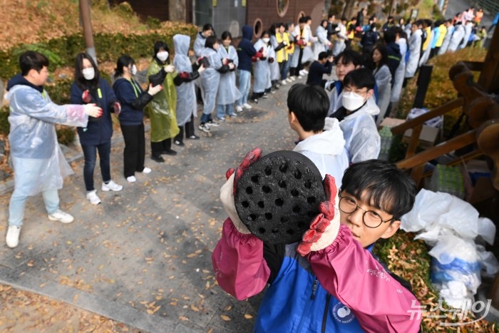 금융감독원 임직원과 금융기관 임직원들이 21일 오후 서울 서대문구 개미마을에서 열린 금융권 합동 '사랑의 온기 나눔' 활동에서 연탄을 독거노인 및 영세가정에 나르고 있다. 사진=강민석 기자 kms@newsway.co.kr