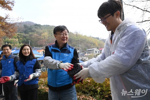 미소 머금고 연탄 전달 받는 이재연 신복위원장 겸 서금원장