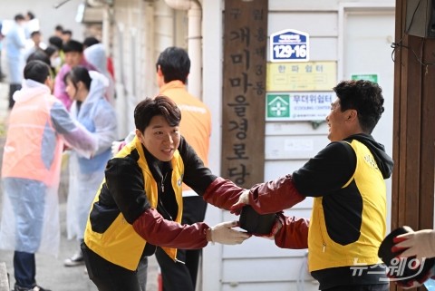 금융권 임직원들···&quot;따뜻한 사랑과 연탄 전달 드려요&quot;