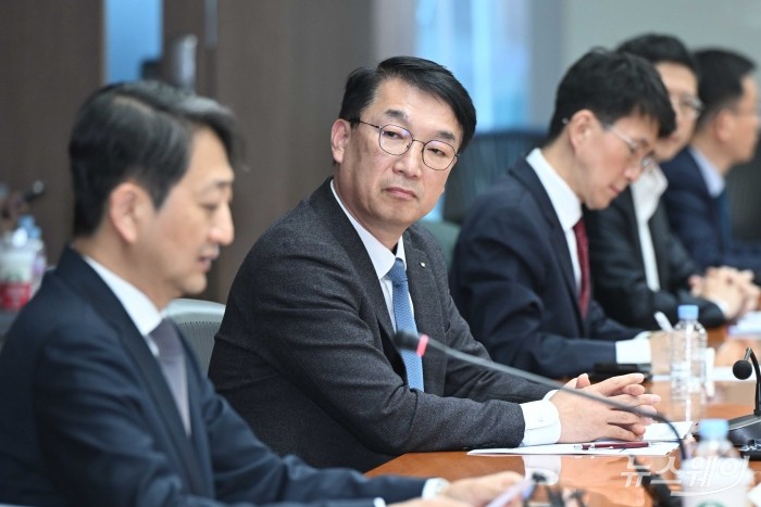 박상훈 동국씨엠 대표가 22일 오전 서울 강남구 한국기술센터에서 열린 美 신정부 대비 철강업계 간담회에서 안덕근 산업통상자원부 장관의 모두발언을 경청하고 있다. 사진=강민석 기자 kms@newsway.co.kr