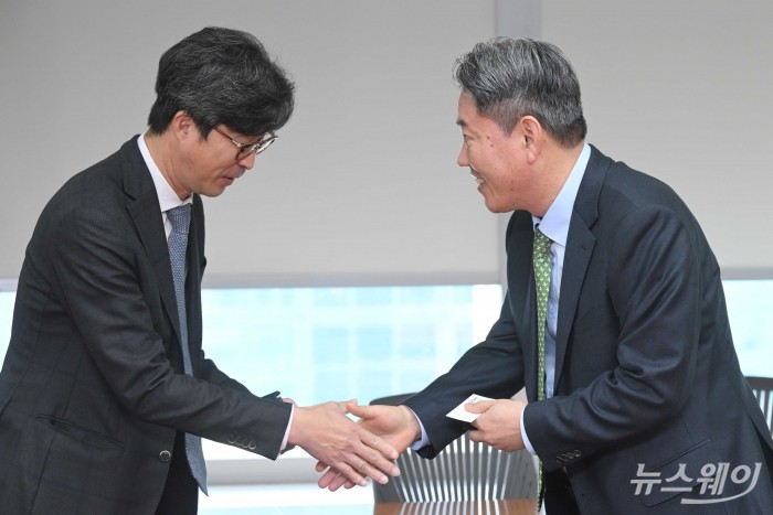 (오른쪽)서강현 현대제철 대표이사와 양영주 세아홀딩스 사장이 22일 오전 서울 강남구 한국기술센터에서 열린 美 신정부 대비 철강업계 간담회에서 악수를 하고 있다. 사진=강민석 기자 kms@newsway.co.kr