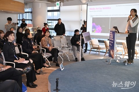 인공지능 관련 발표 경청하는 노소영 아트센터나비 관장