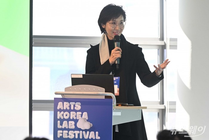 노소영 아트센터나비 관장이 22일 오후 서울 종로구 아트코리아랩에서 열린 '2024 아트코리아랩 페스티벌'에서 '모더레이터로 AI 휴머니티' 주제로 기조강연을 하고 있다. 사진=강민석 기자 kms@newsway.co.kr